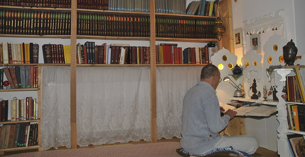 Dhamma Server Klaus Nothnagel references Pāli Texts in his dedicated 'Pāli corner'.